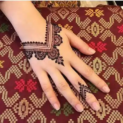 Minimalist mehndi Design