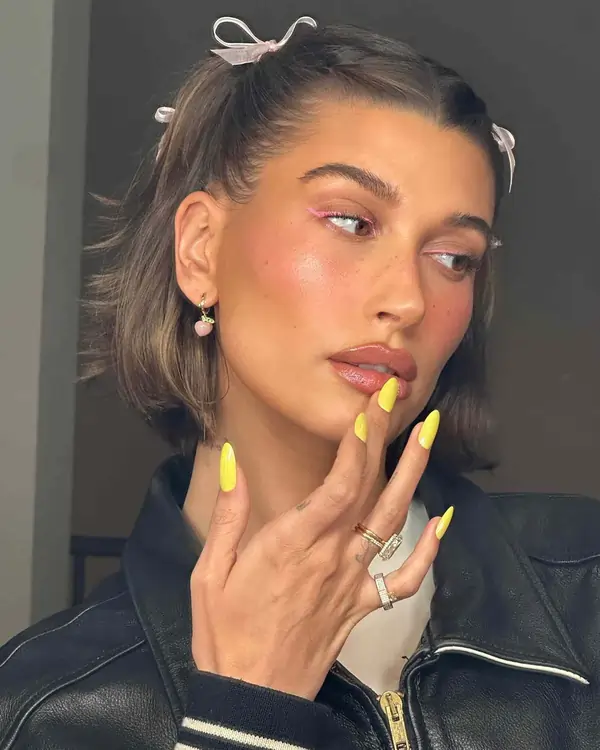 Hailey Bieber Classic Chrome Accent Nail
